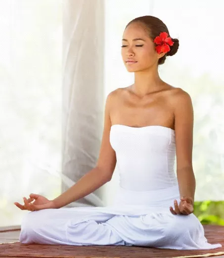 Frau in Meditationshaltung - Anshin Reiki Weg zur Erleuchtung
